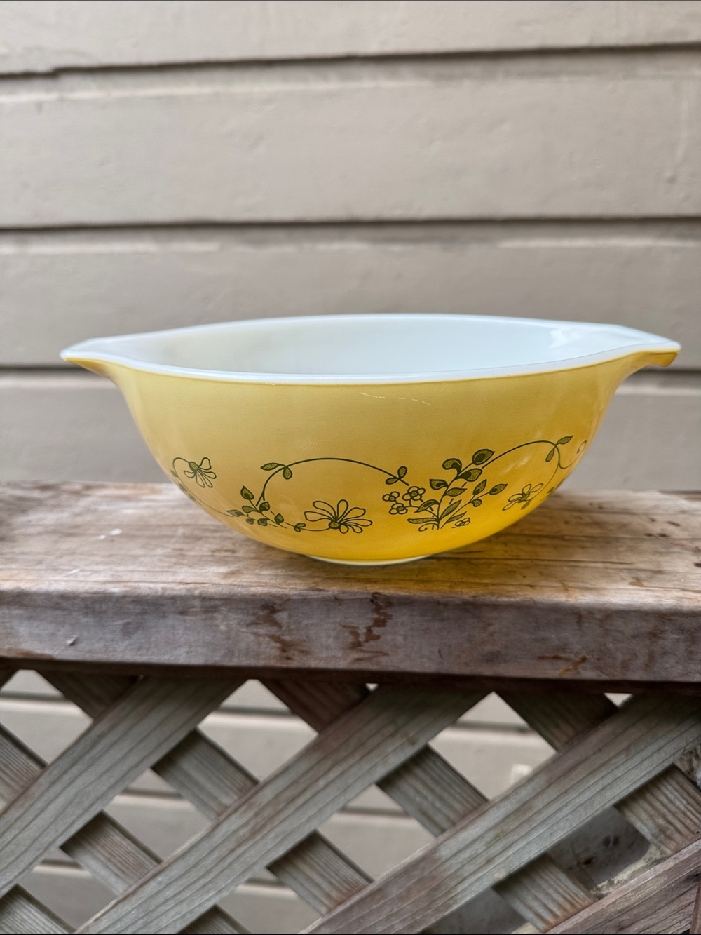 Pyrex Shenandoah Yellow Floral Mixing Bowl- 2.5l.  In terrific shape.